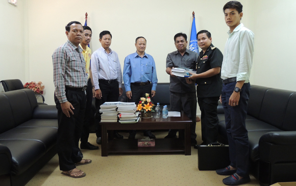 ការ​ប្រគល់​សៀវភៅ​បច្ចេក​ទេស​ផ្សេងៗ ដល់​សាកល​វិទ្យាល័យ​ភ្នំពេញ​អន្តរ​ជាតិ និង​មជ្ឈ​មណ្ឌល​ស្រាវ​ជ្រាវ​យុទ្ធ​សាស្ត្រ​យោ​ធា (ថ្ងៃទី១៣ ខែតុលា ឆ្នាំ២០១៦)